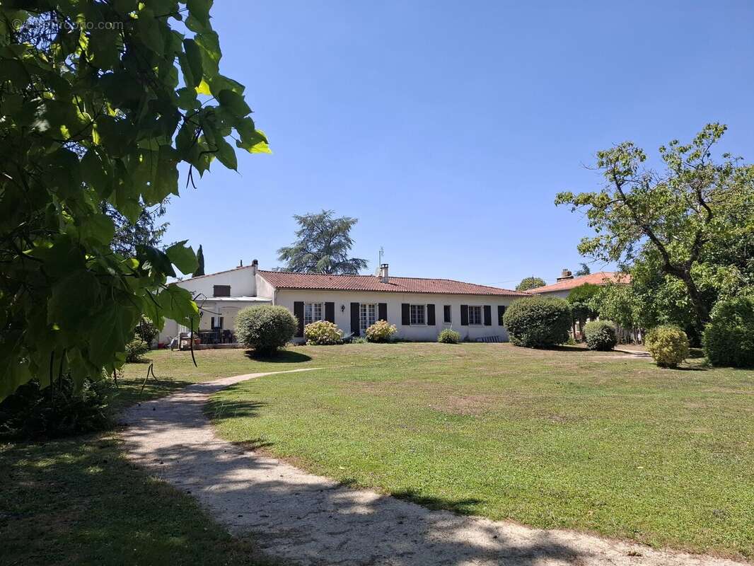 Maison à AIGRE