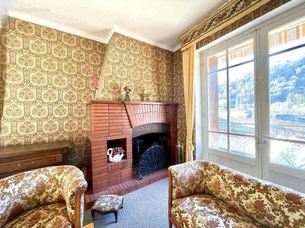 Maison à ENTRAYGUES-SUR-TRUYERE