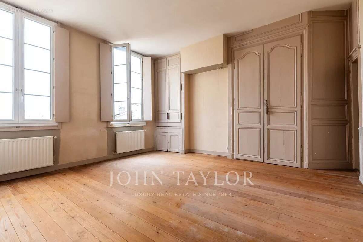 Appartement à rénover lumineux aux volumes généreux - Chartrons - John Taylor Bordeaux - photo 3