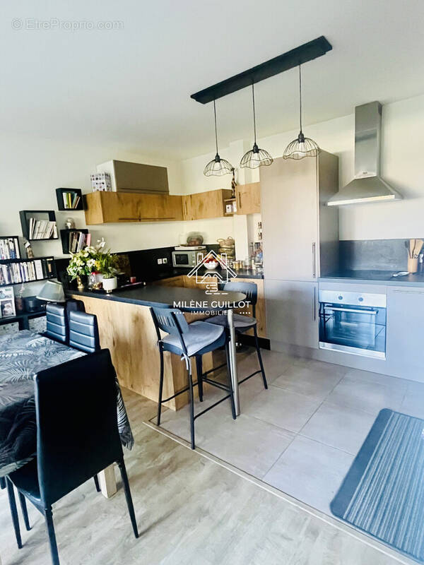 La cuisine ouverte sur l&#039;espace repas et salon - Appartement à BOUSBECQUE