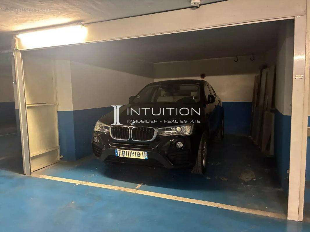 Cannes - Croisette : Grand Garage box en sous-sol - photo 2