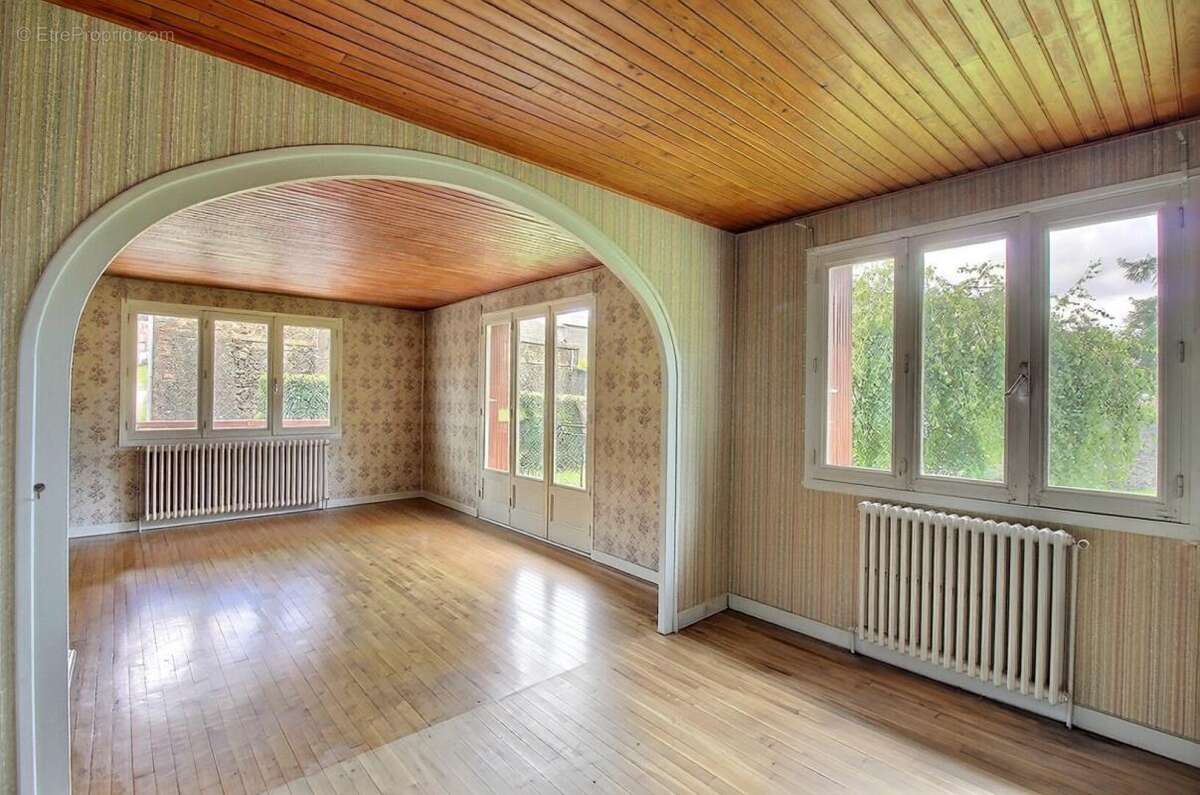 Entre Saint Pal de Mons et Saint Romain Lachalm 43620 ensemble immobilier 700m² de bâtiments dont une maison d'habitation sur 1  - photo 6