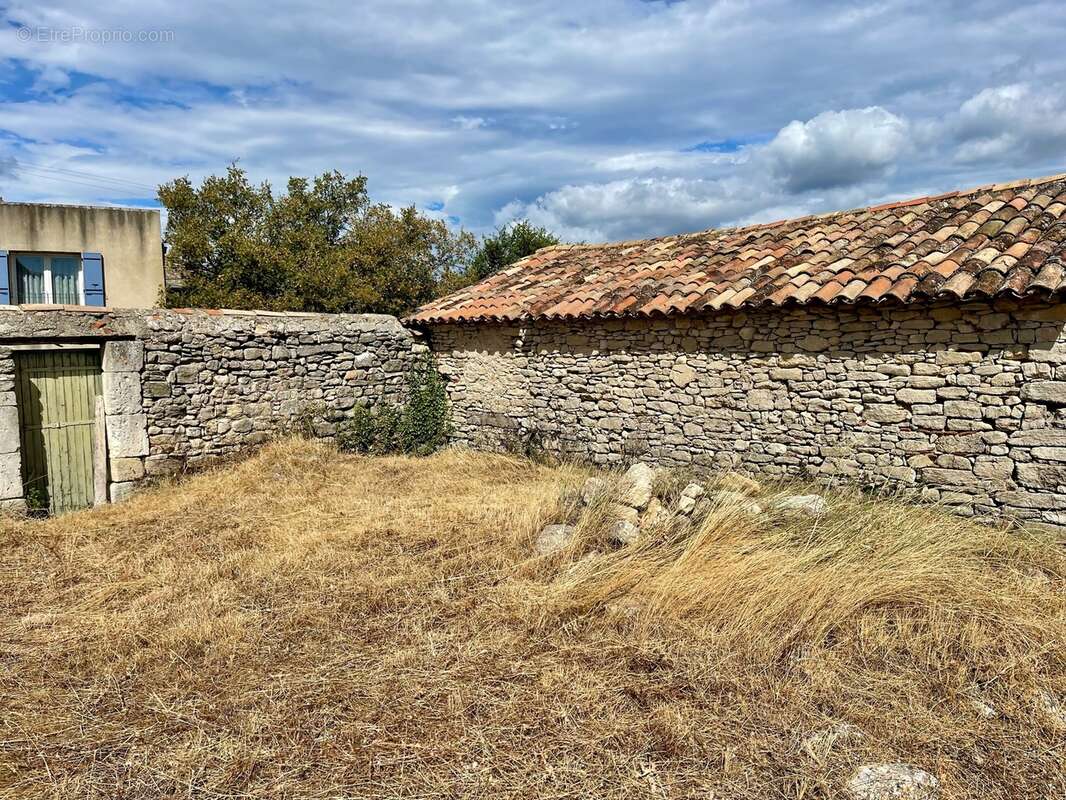 A vendre Bâtisse en pierre rénovée de 235 m² habitables et ses dépendances de 300 m2 - Terrain de 100 000,00 m² - photo 14