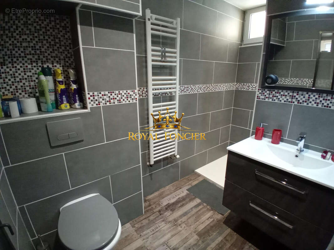Salle d'eau avec WC au rez de chaussée  - Maison à CHATELLERAULT