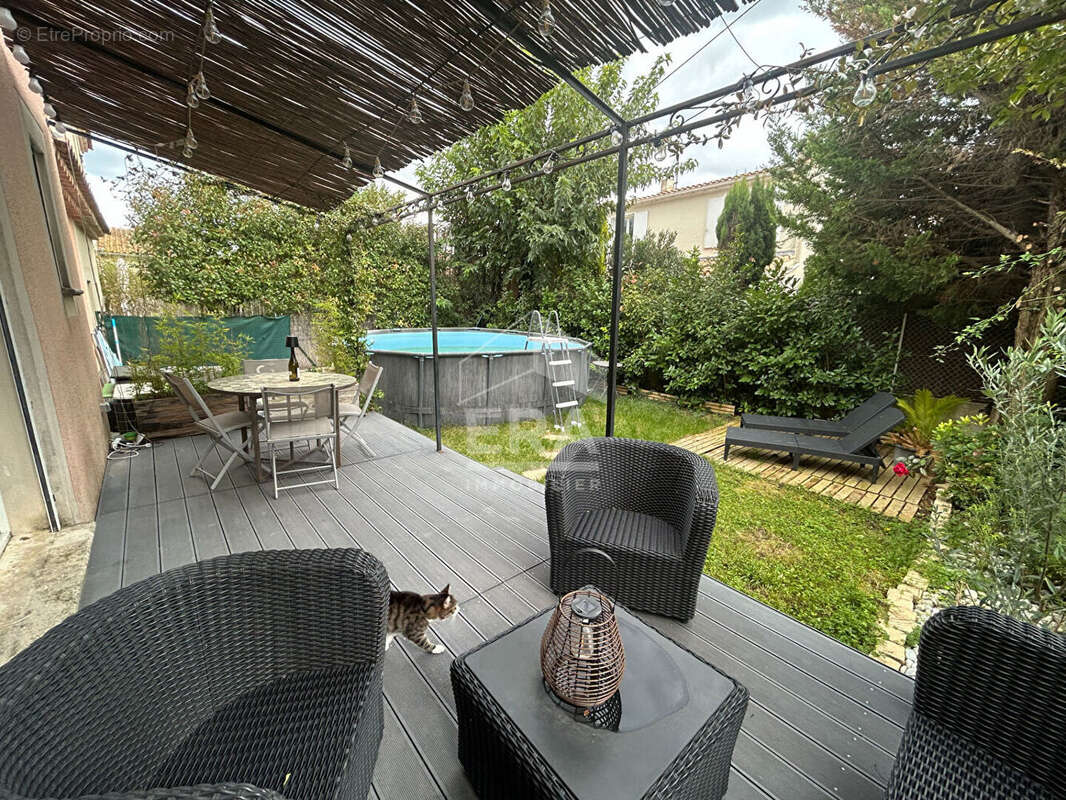 Maison à ENTRAIGUES-SUR-LA-SORGUE