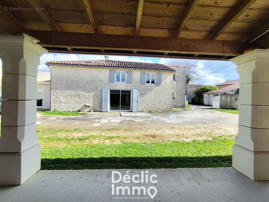 Maison en pierres avec dépendances - photo 2