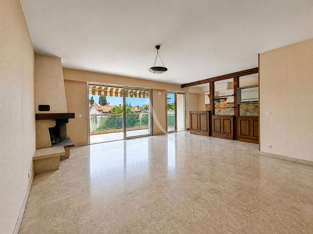 Appartement à SAINT-LAURENT-DU-VAR