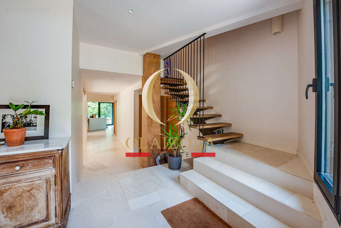 ARBONNE / BIDART - Propriété rénovée de 280 m² avec dépendance de 40 m² sur 3 413 m² - photo 2