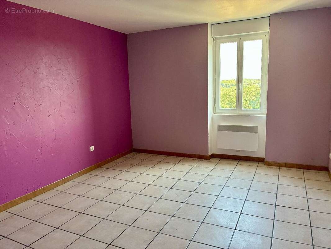 Maison de ville avec grande cour, garage et cave. - photo 7