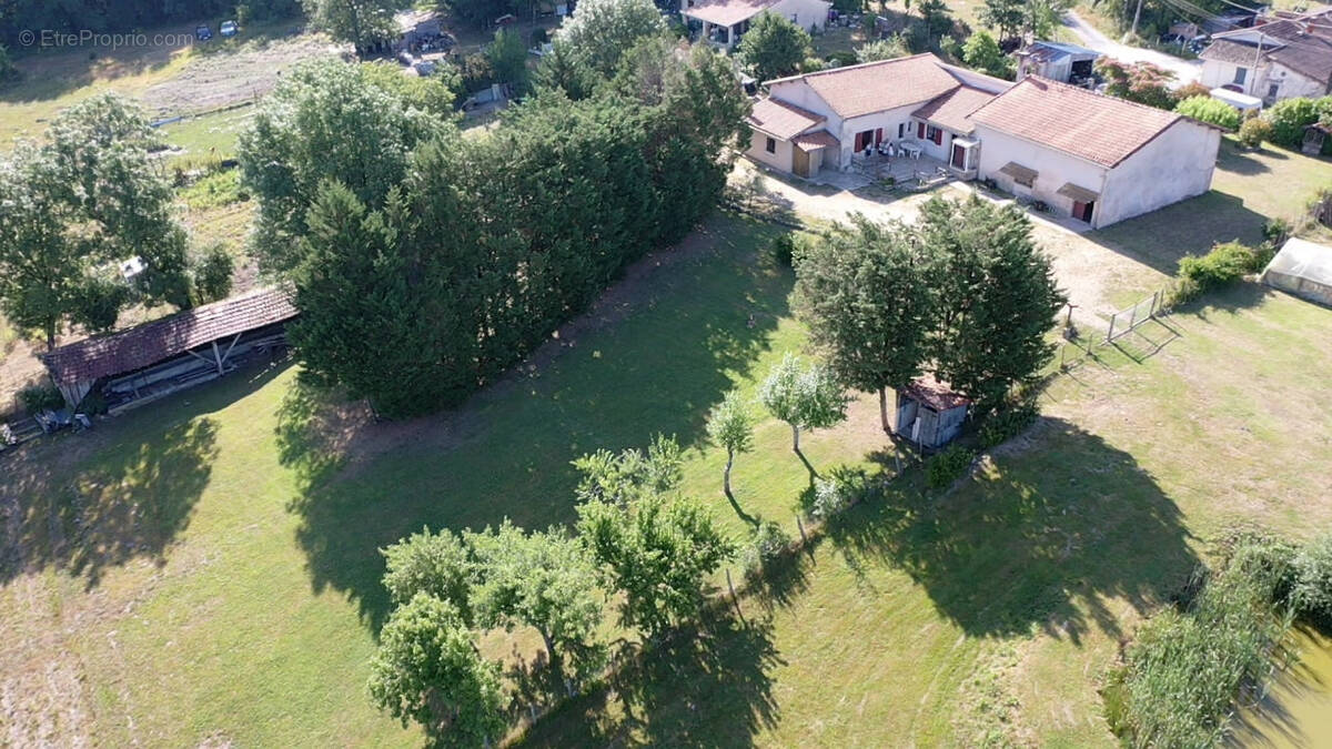 Maison à LA ROCHE-CHALAIS