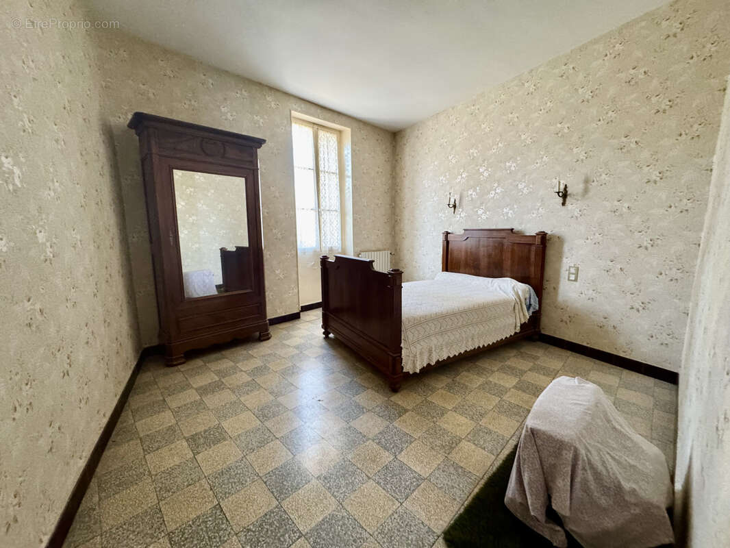 Maison à LAUDUN-L&#039;ARDOISE