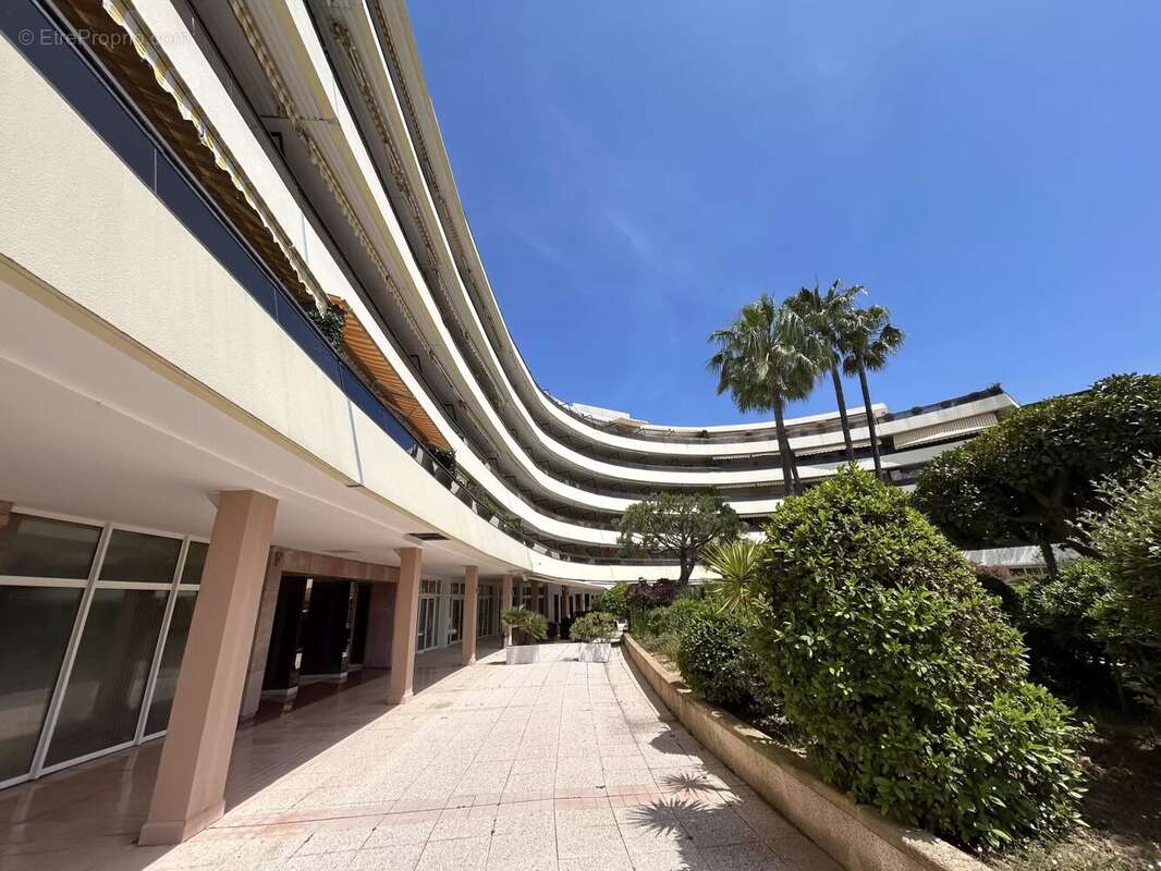 Commerce à SAINT-LAURENT-DU-VAR