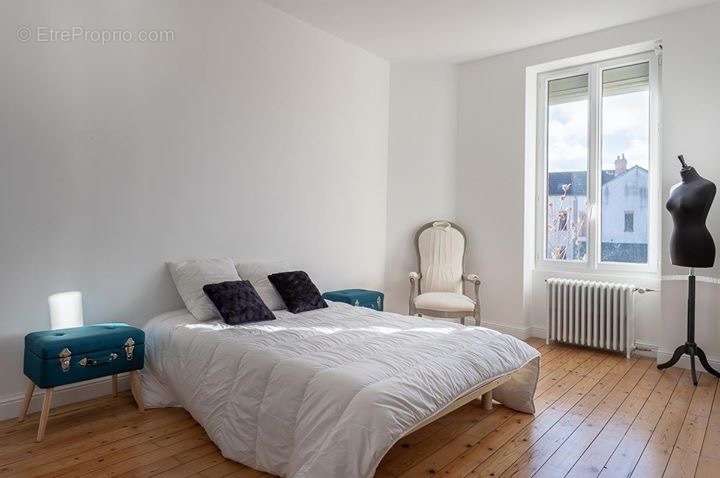 Les 4 chambres, avec parquet, mesurent: 11,9 m2, 16 m2, 16,2 m2 et 18,5 m2 avec dressing.