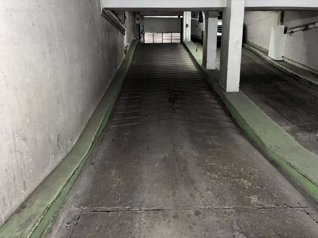 Parking à PARIS-11E