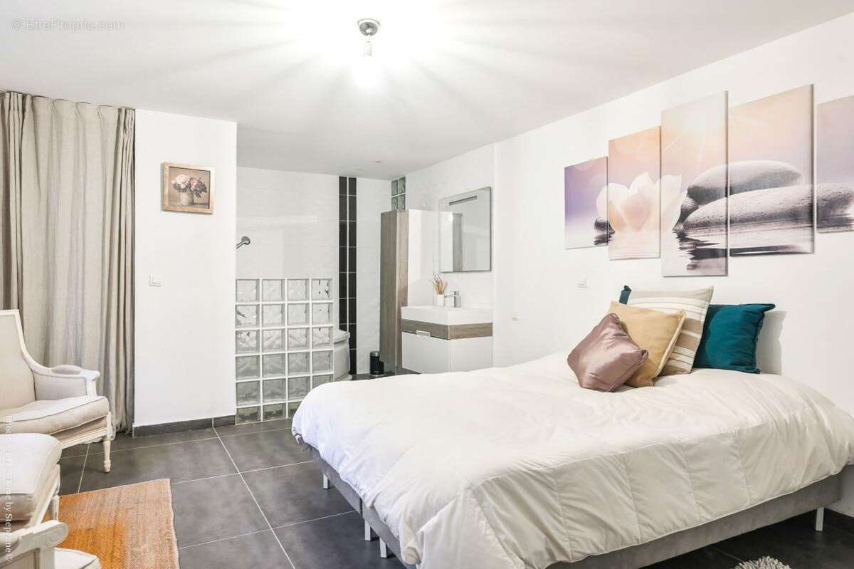 Sanary sur Mer - Villa d’exception de 250 m² – Piscine à débordement - photo 17
