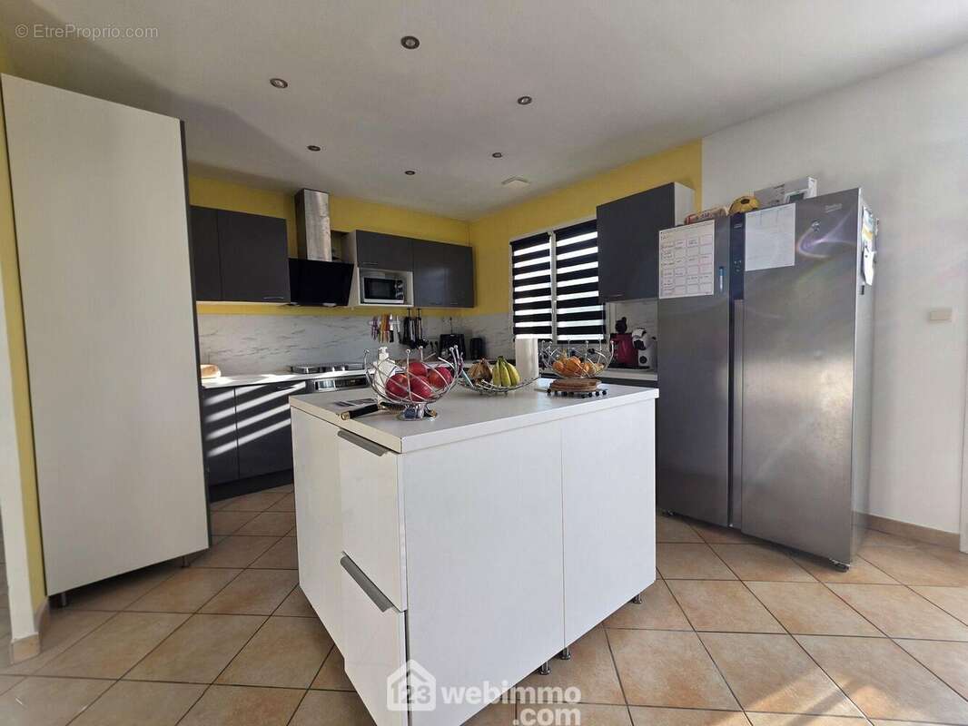 Une cuisine moderne et fonctionnelle, parfaitement aménagée pour un confort au quotidien - Maison à VENDRESSE-BEAULNE