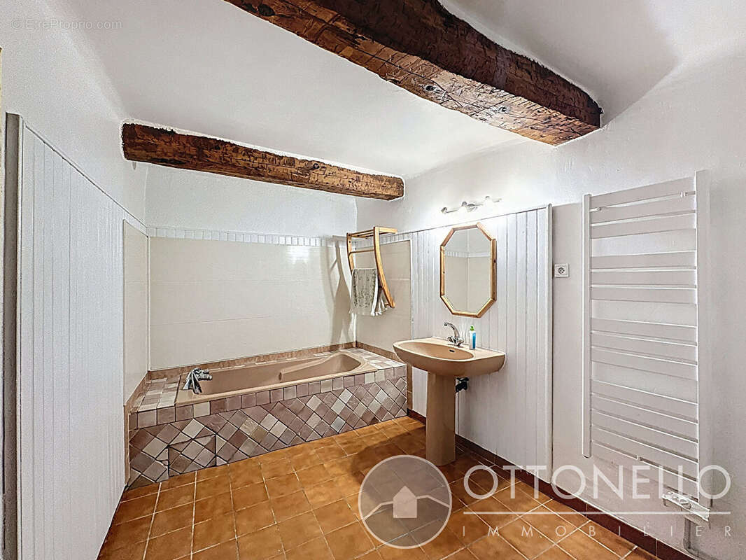 Appartement à ROQUEBRUNE-SUR-ARGENS