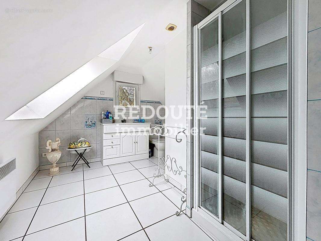 Plain-pied de 5 chambres avec jardin et sous-sol total - photo 7