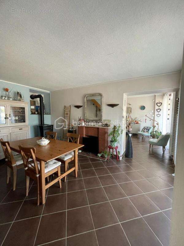 VERT-LE-PETIT – Maison de caractère rénovée avec garages et dépendances - photo 6