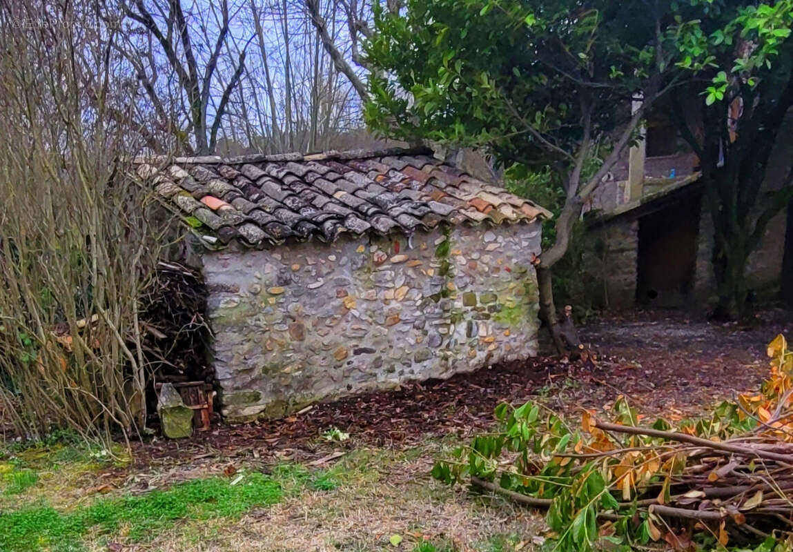 A VENDRE LURS Ancienne ferme en pierres de près de 200 m2  sur 1 ha 845 m2 - photo 15