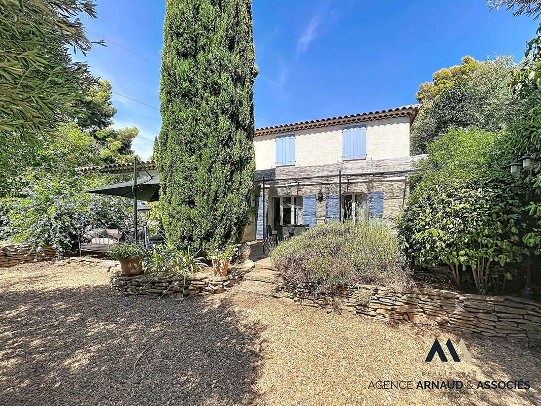 Belle propriété familiale avec piscine sur vaste terrain arboré - photo 4