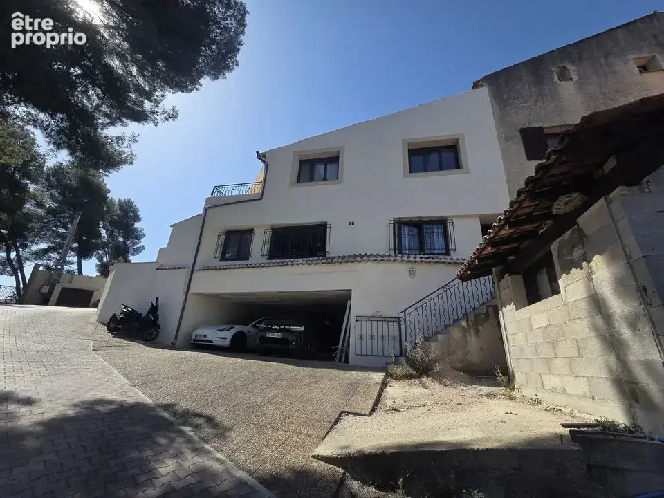 T4 de 110m2+ TERRASSE 20m2 / LES OLIVES 13013