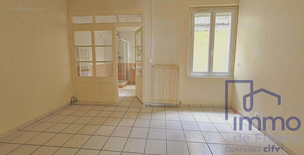 la chambre avec acces salle d eau - Appartement à SAINT-ETIENNE