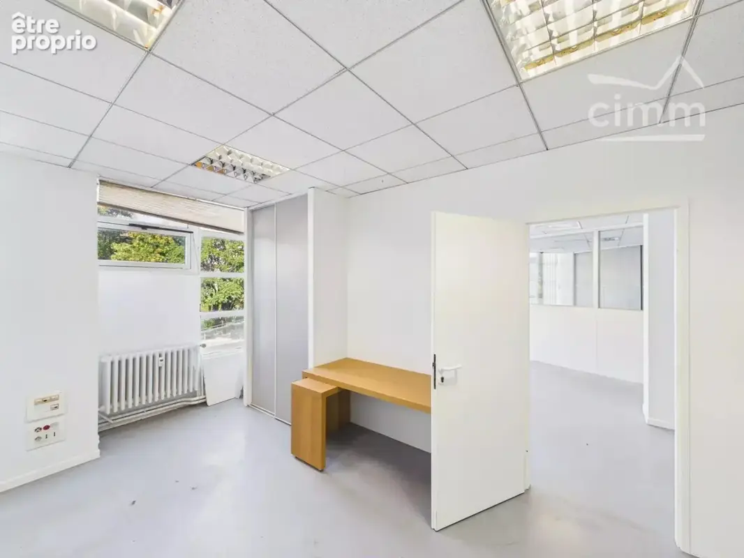 Local Commercial / Bureaux de 228 m² - Quartier de l'Aigle - photo 8