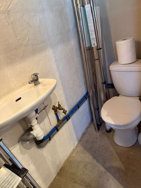 Commerce à FONTAINE-DE-VAUCLUSE