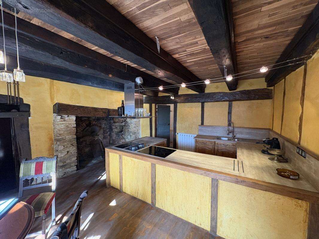 Maison à SALON-LA-TOUR