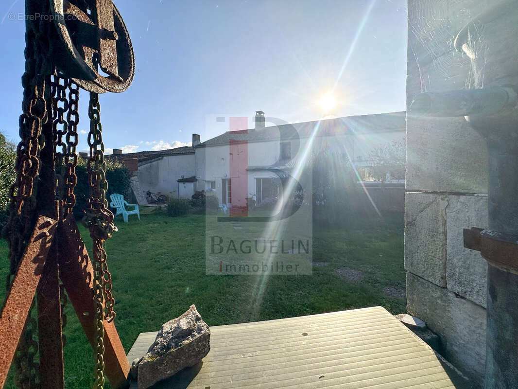 Maison à SAINT-LAURENT-DE-LA-PREE