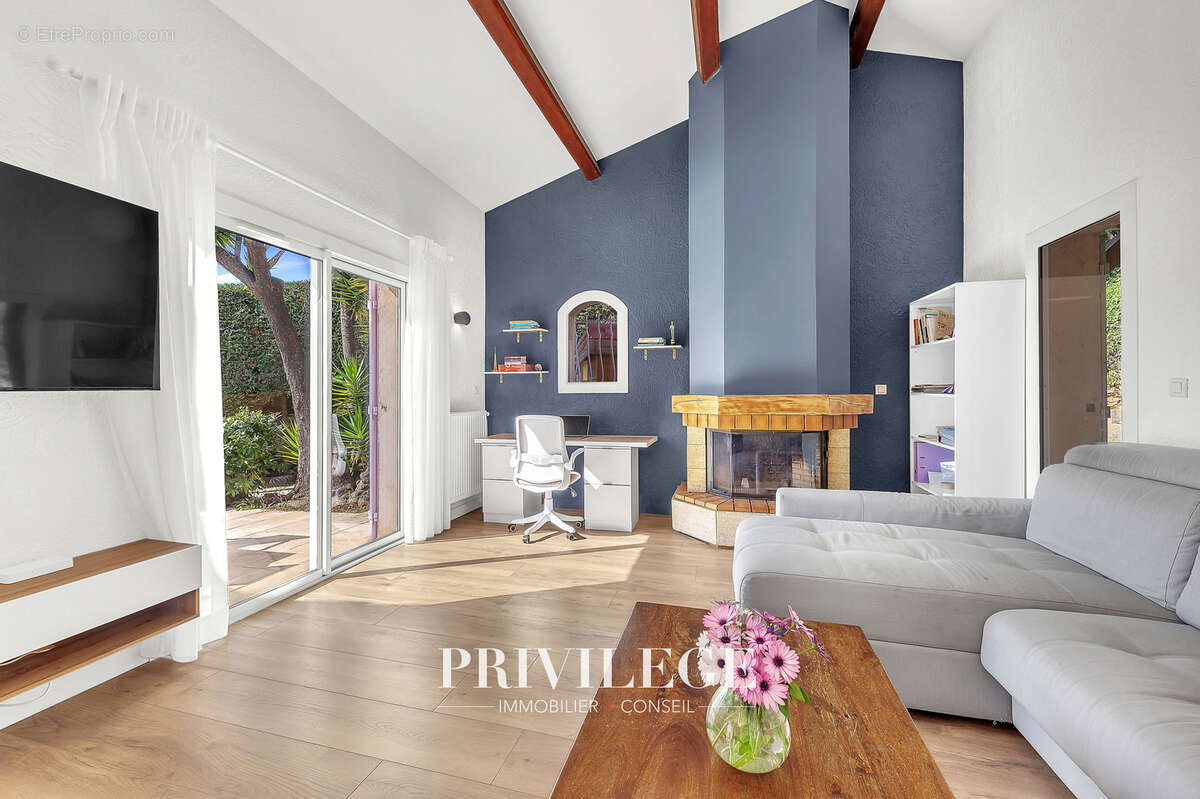 Maison à LA ROQUETTE-SUR-SIAGNE