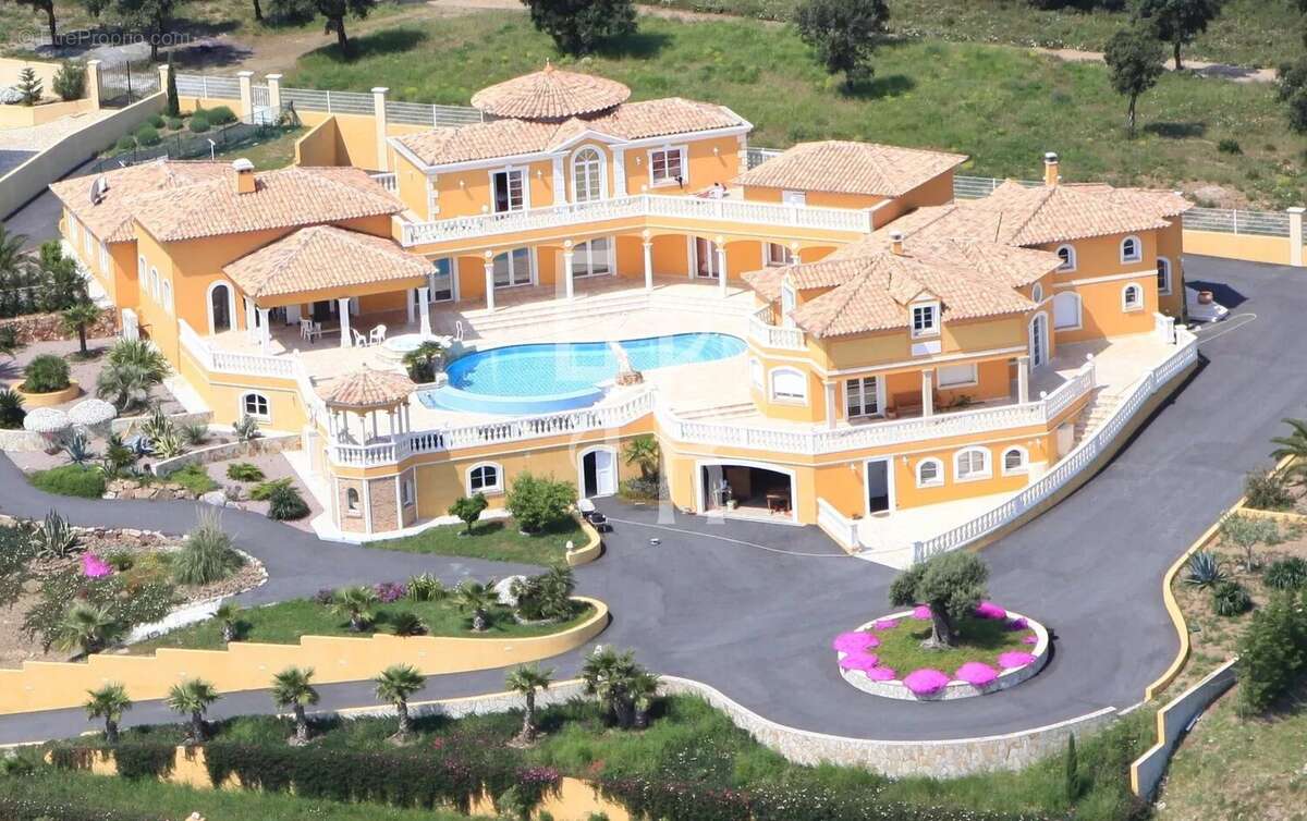 Maison à ROQUEBRUNE-SUR-ARGENS