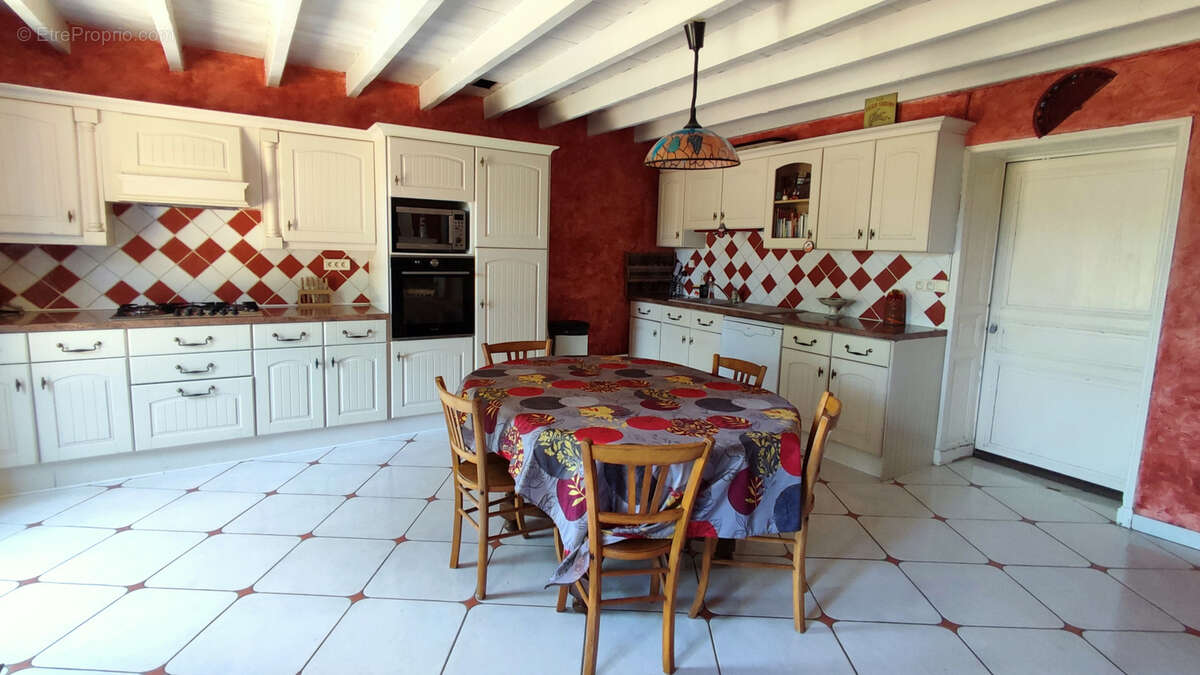 Charentaise de 220 m2, 5 chambres, dépendance, possibilité de gîte ou espace pro   Port-d'Envaux - photo 6