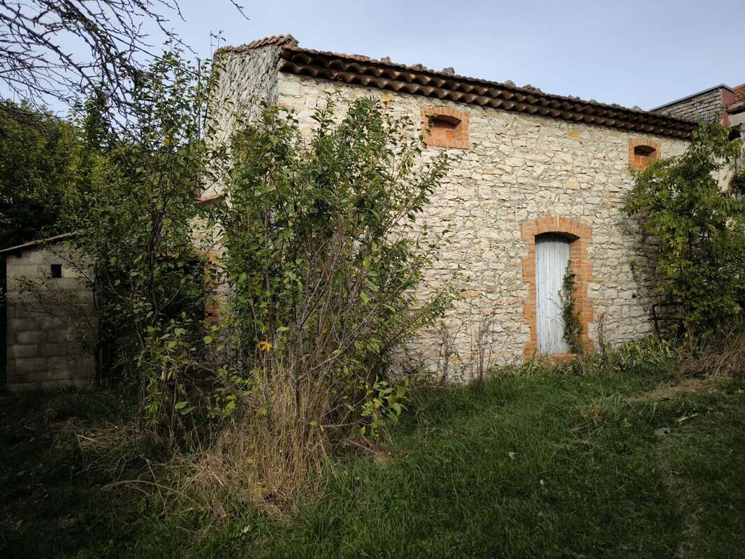 Remise de 86 m2 vue arriere - Maison à SAINT-JEAN-DE-SERRES
