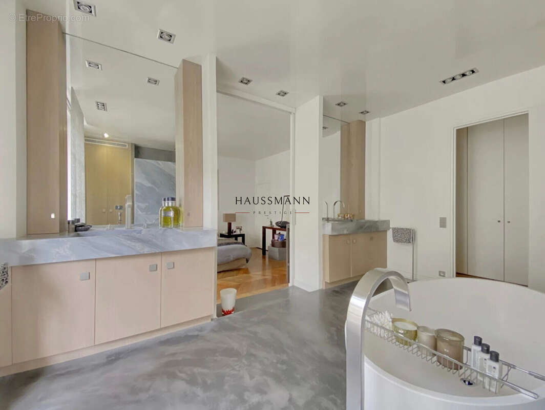 Appartement à PARIS-17E