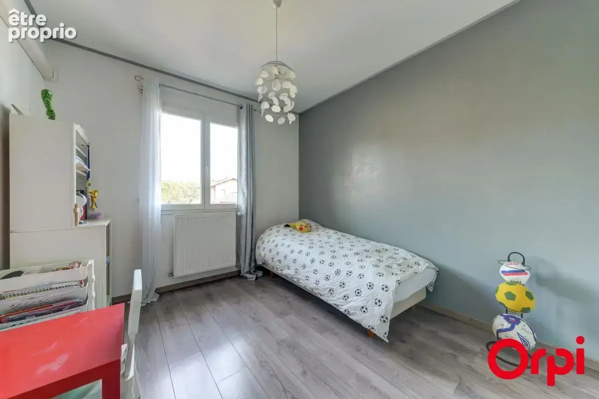 Maison récente de 105 m² avec quatre chambres sur un terrain de 317 m² à Vaulx-en-Velin - photo 12