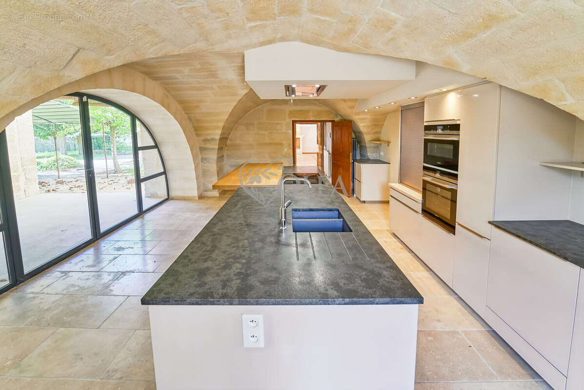 Maison 307 m² à Uzes  - photo 2