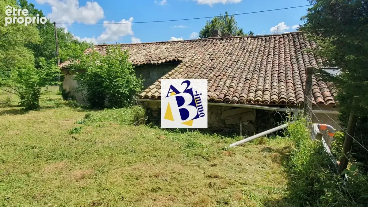 Charras, maison à rénover, terrain 8000m² - photo 3