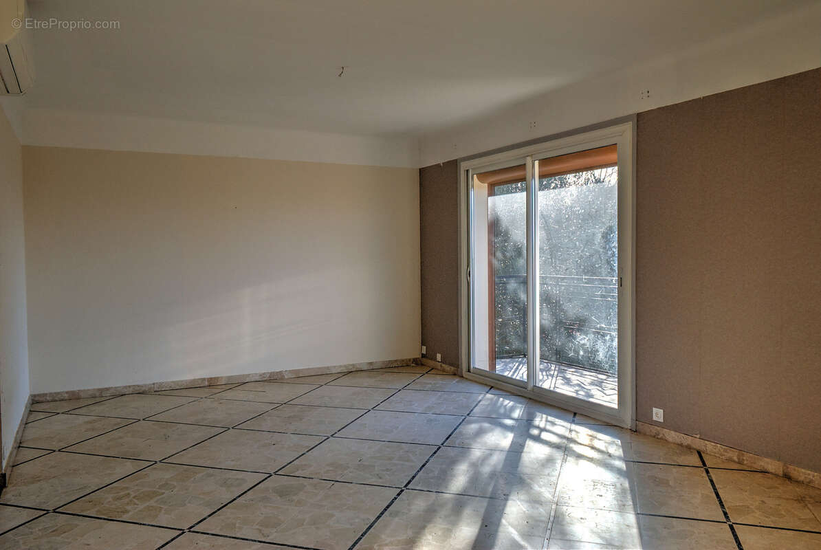 GENAY (69) - Maison 141 m² - 7 pièces - 1775 m² de terrain - Fort potentiel - photo 4