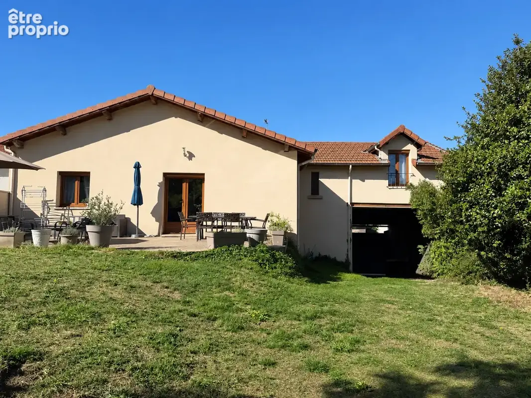 Maison à LE CHAMBON-FEUGEROLLES