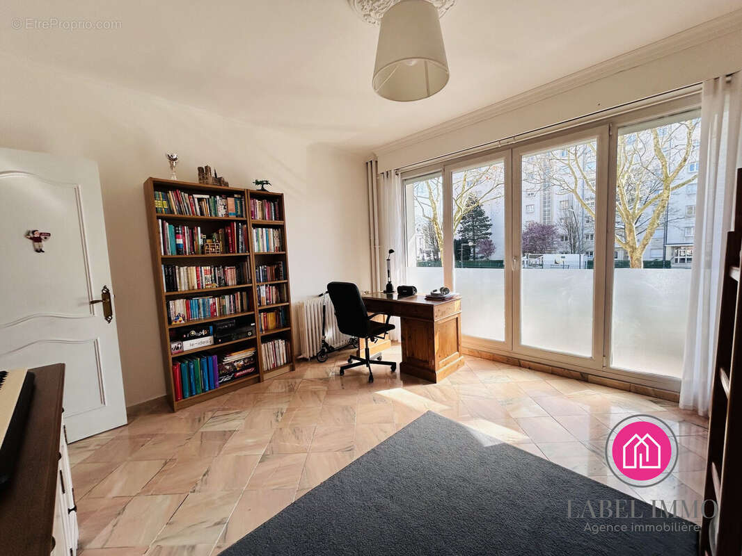 Chambre 1 avec balcon - Appartement à LA MADELEINE