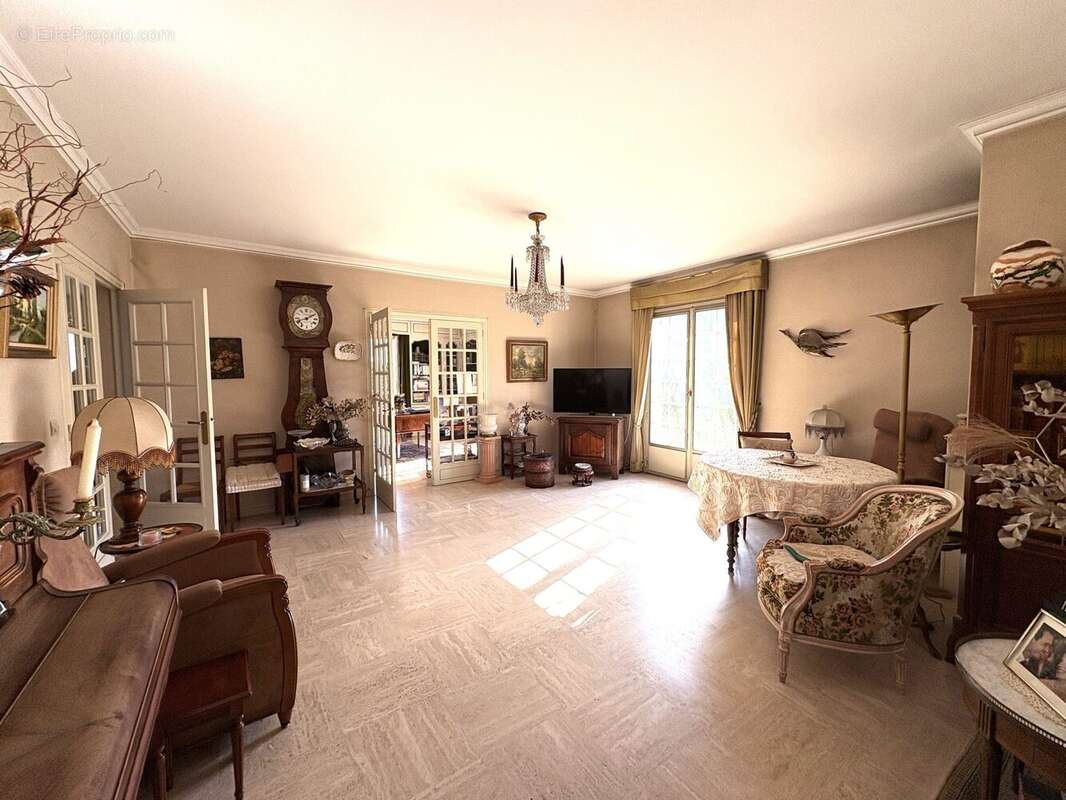 Maison 241 m² à Saint-Maur-Des-Fosses  - photo 2