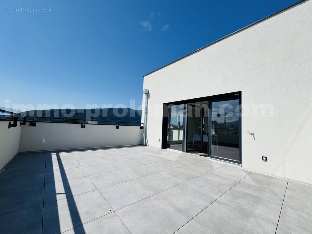 Appartement_T4_Ambilly_belle_superficie_prox_frontière_Suisse_tram_Ceva_direction_Genève_Secteur_calme_Verdoyant_Frontaliers_Cuisine_séjour_chambre_1_chambre_2_chambre_3_chambre_4_salle_de_bain_1_salle_de_bain_2_terrasse_
