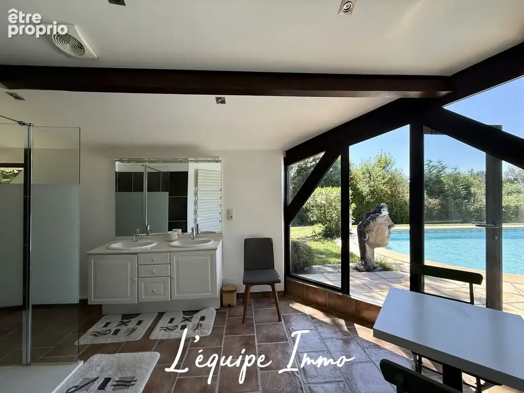 Maison d’architecte de plus de 200 m2 avec piscine sur un terrain de près de 2500 m2 - photo 13