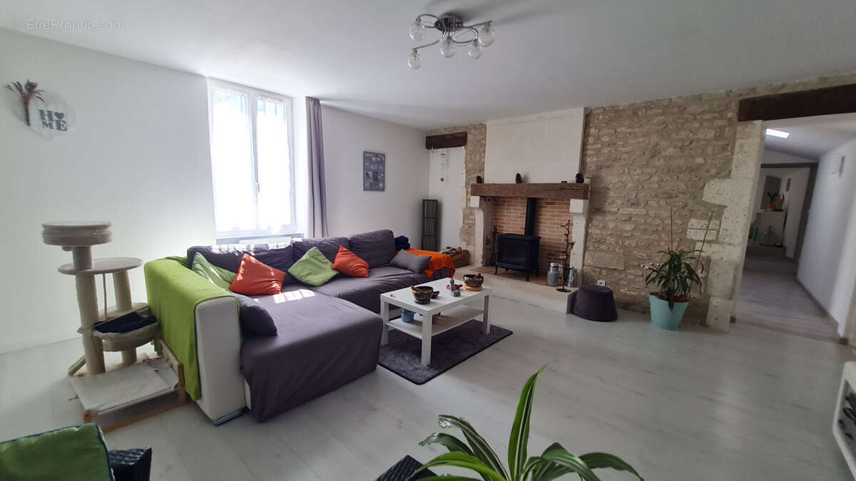 Maison à SAINT-GENIS-D&#039;HIERSAC