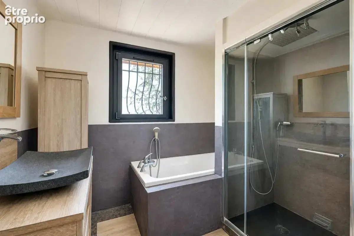 Maison de 8 pièces de 170 m² à Saint-Laurent-de-Mure - photo 14