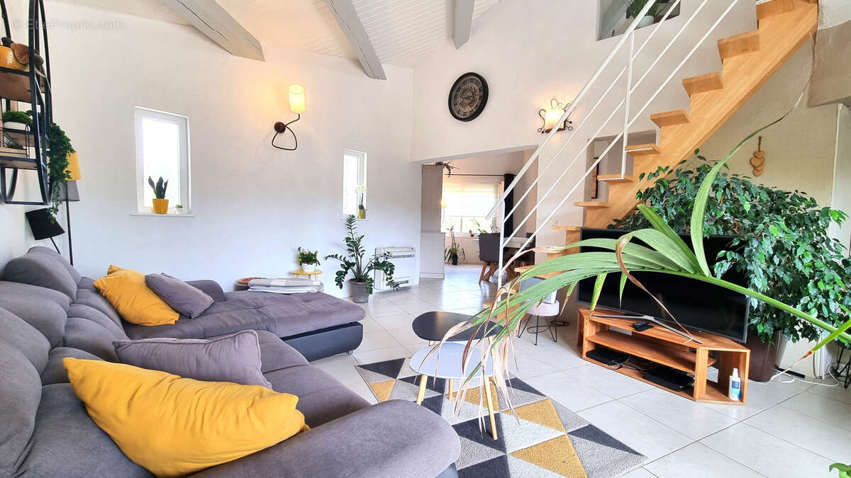 Maison à SAINT-CLEMENT-DE-RIVIERE