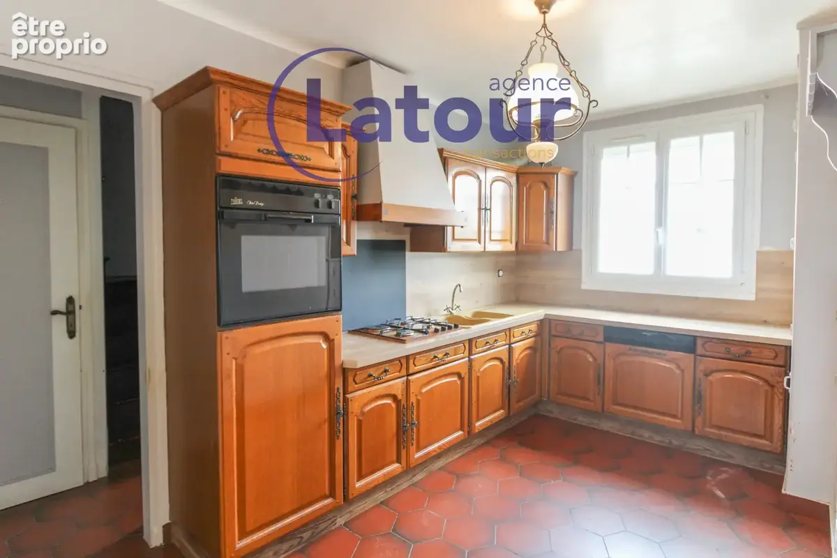 A dreux, sur un terrain de 1500 m2, maison familiale de 6 pieces sur sous-sol total. - photo 3