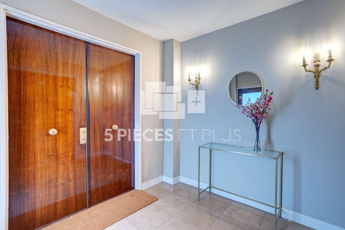 Appartement à PARIS-16E